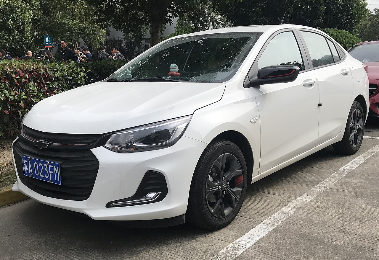 Chevrolet Onix hatch compacto visto de frente