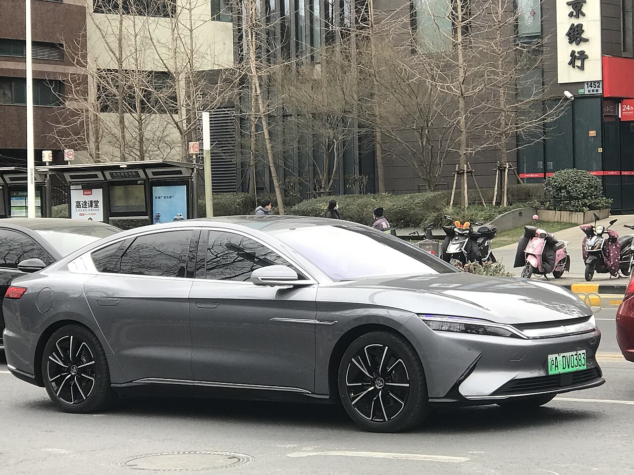BYD Han EV 2024 sedan elétrico prata em concessionária