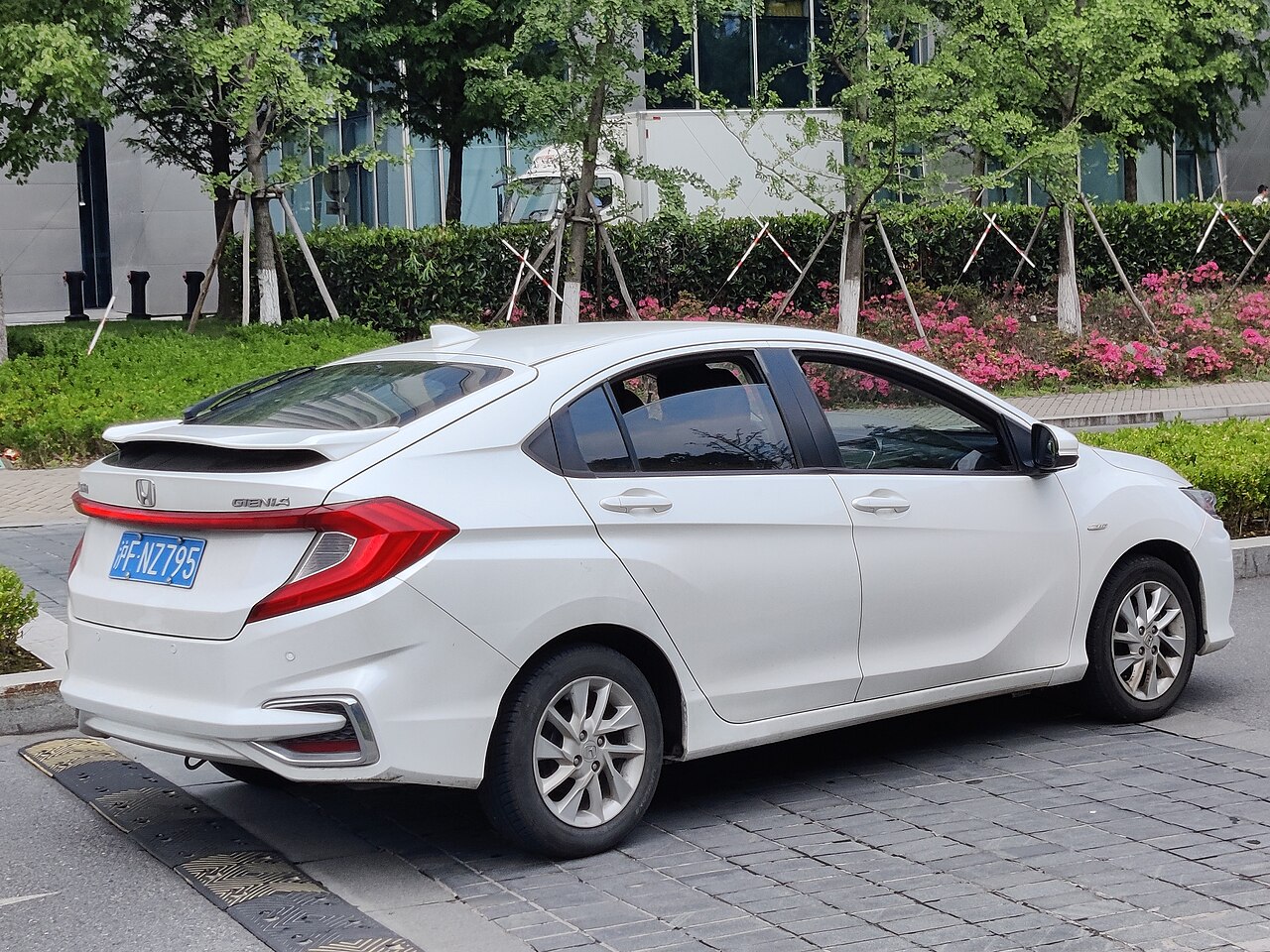Honda Gienia City sedan branco visto de frente