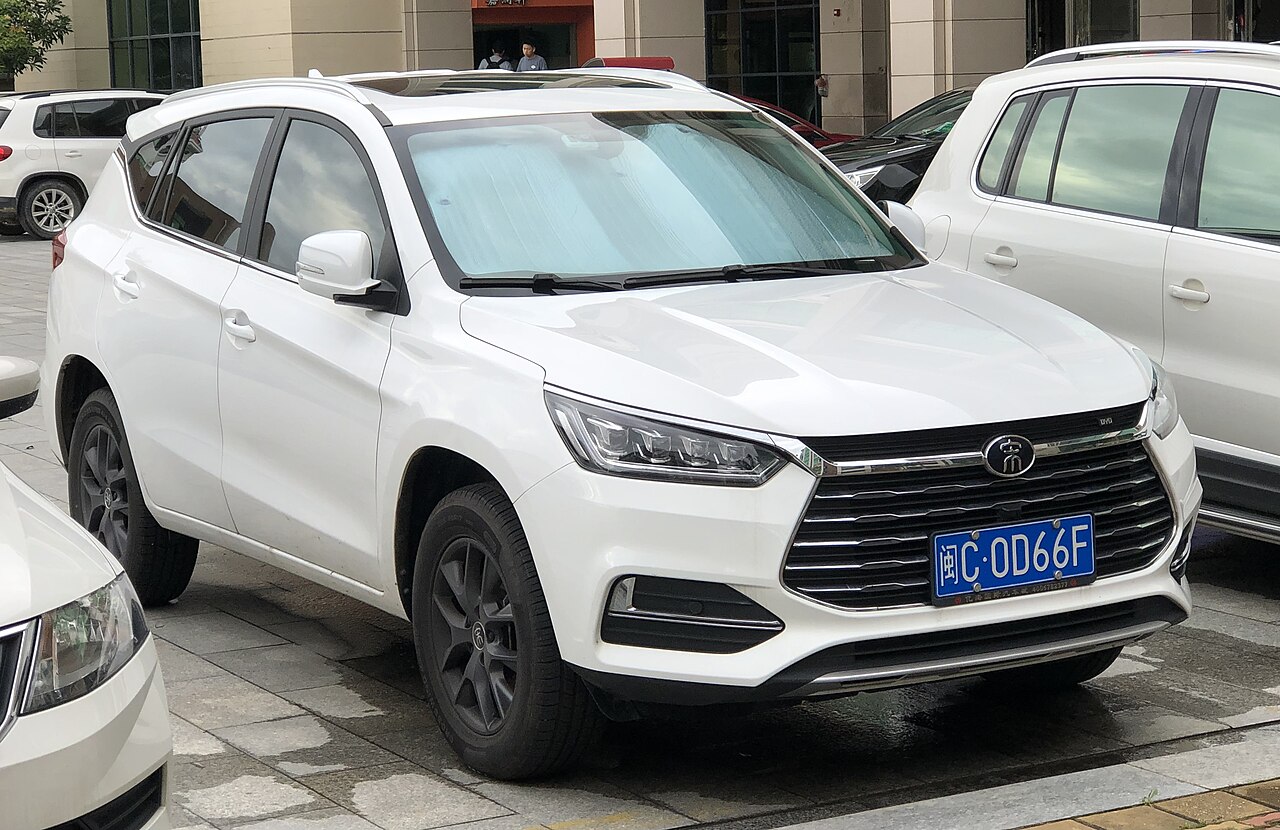 BYD Song Plus SUV híbrido visto de frente